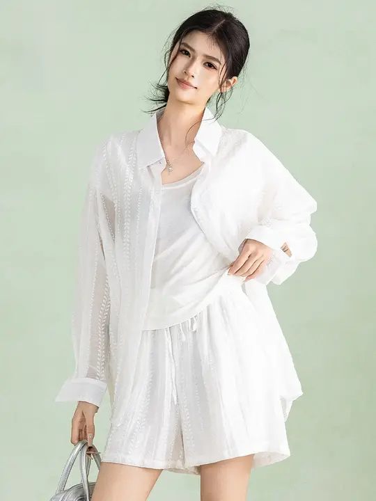 肌理感のある女性用日焼け防止シャツ【白・ゆったり・コーデ】（セットアップ対応）