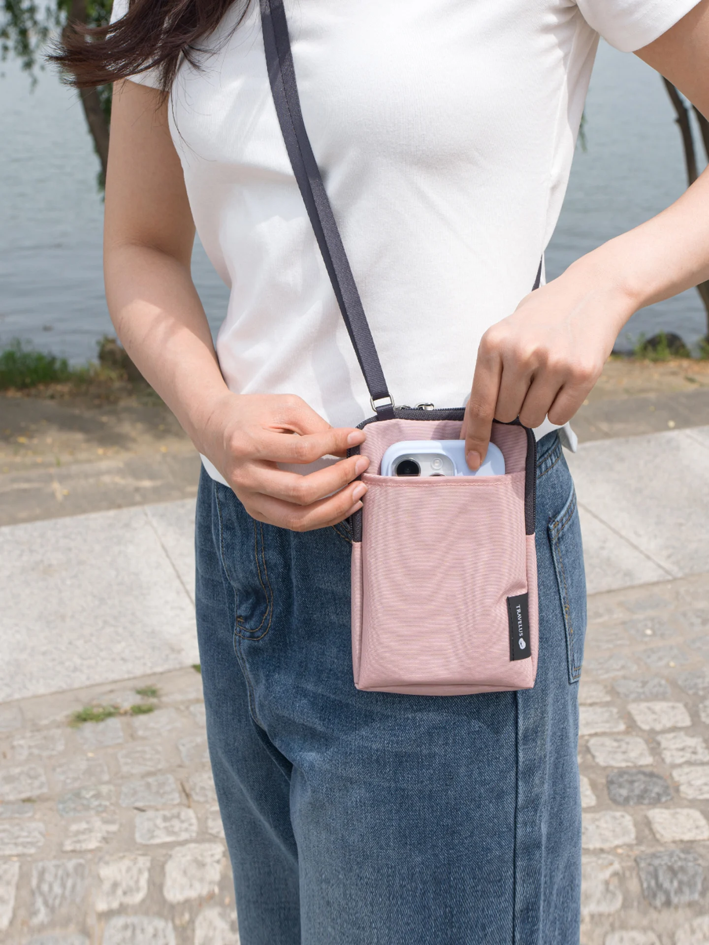 二つ折りパスケースの定義と実用性：軽量ナイロン製スマホポーチの機能解析