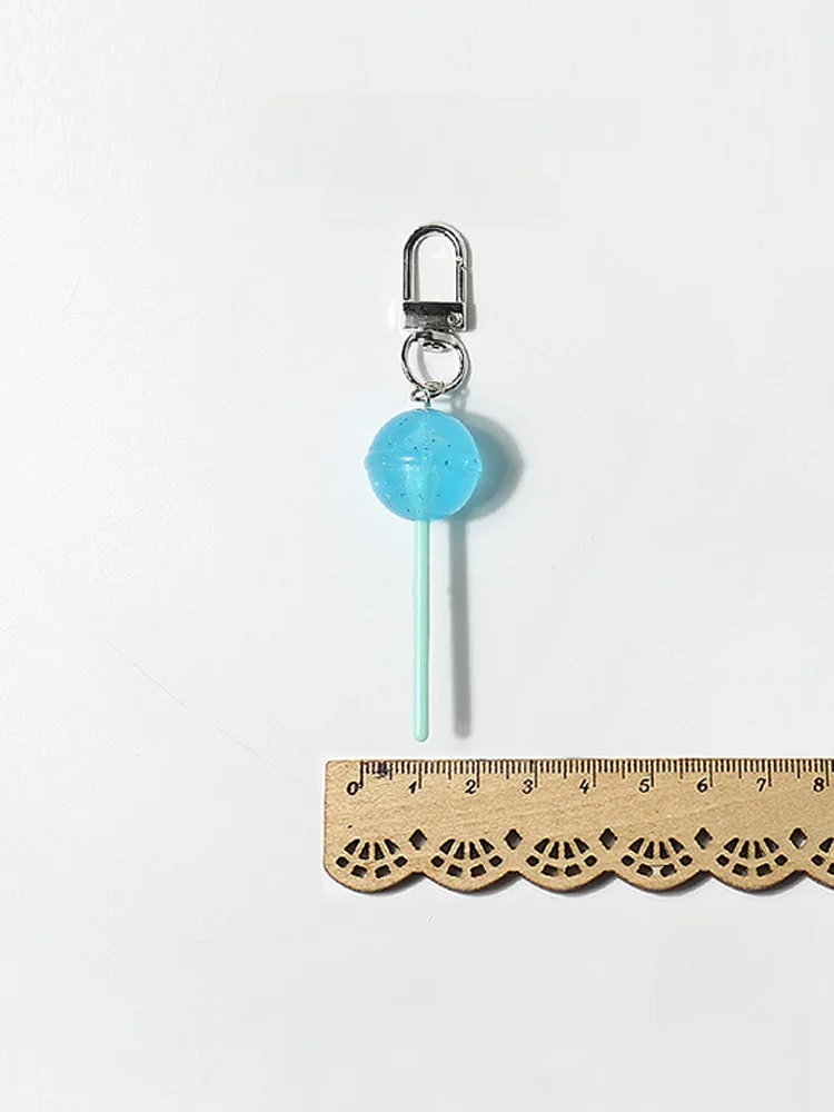 マカロンデザインのキーホルダー：個性的な飾り付きで日常に差し込むおしゃれなアクセサリー