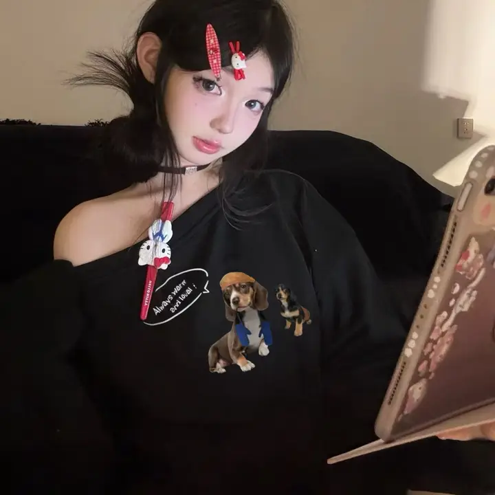 黒いダックスフントプリントのオフショルダースウェットシャツ【ゆったりシルエット・斜め肩デザイン・女性用】