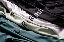半ジップデザインの速乾ランニングTシャツ【通気性・長袖・アウトドア用】