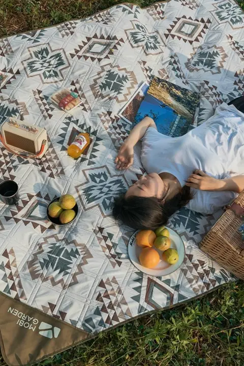 折りたたみ式アウトドアマット【防湿・洗濯可能・ピクニック・キャンプ用】