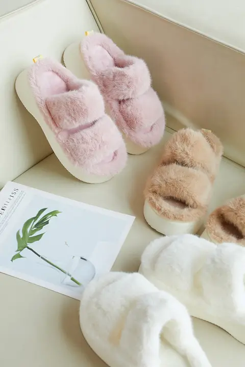 ふかふかの厚底ファーサンダル【女性用・秋冬・ピンク・高ヒール】