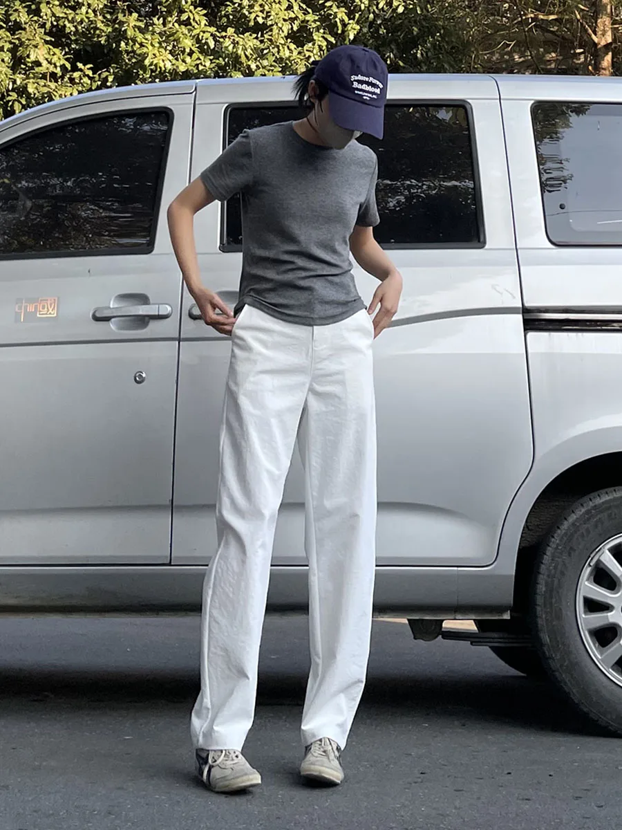 ベージュのTシャツに合うズボンは、ホワイトが一番？それとも黒？