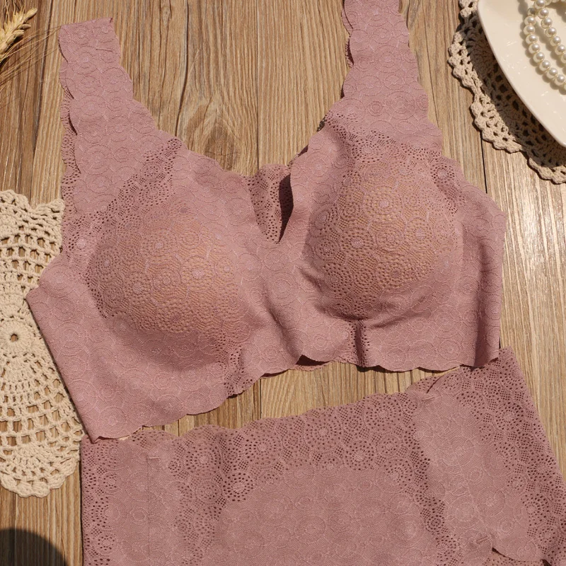 透かしデザインのノンワイヤーブラジャー：育乳とナイト用途に最適な補正スタイル