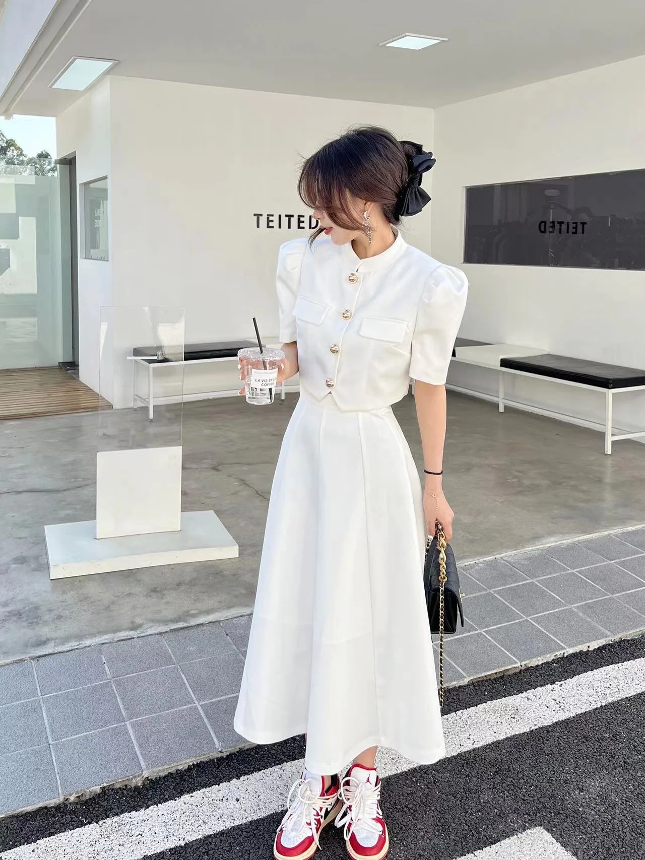 30代のトレンドファッションは、ショートジャケットとロングスカートのセットで決まる？