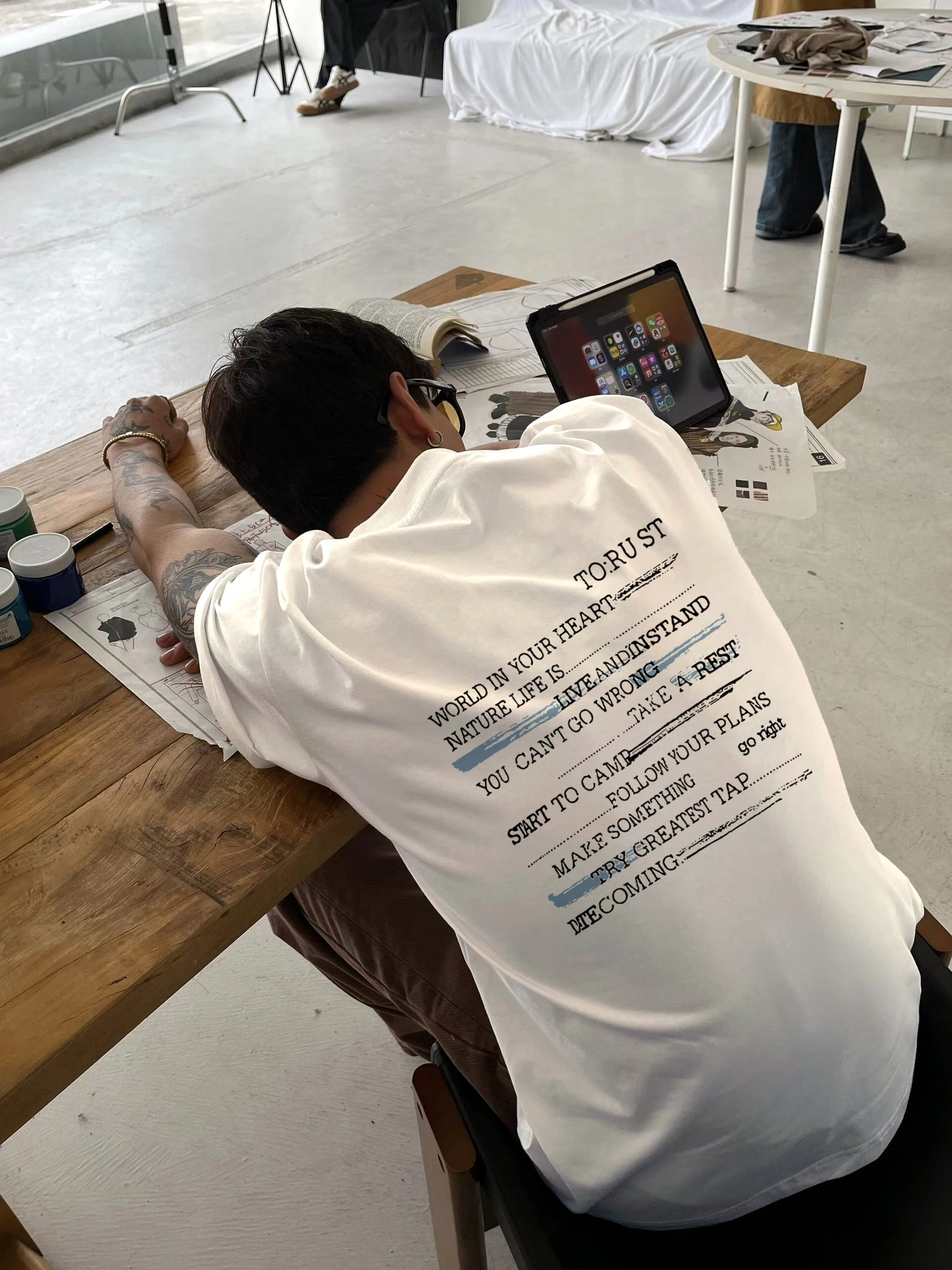 夏のメンズTシャツで迷うなら、このプリントTシャツが救う理由は？