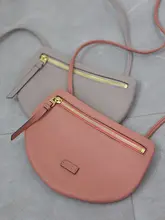 シンプルなデザインの斜め掛けバッグ【本革・女性用・スマホ収納可能】