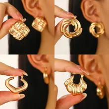 幾何学模様のツイストデザインフープピアス【ハートモチーフ・おしゃれな女性用】