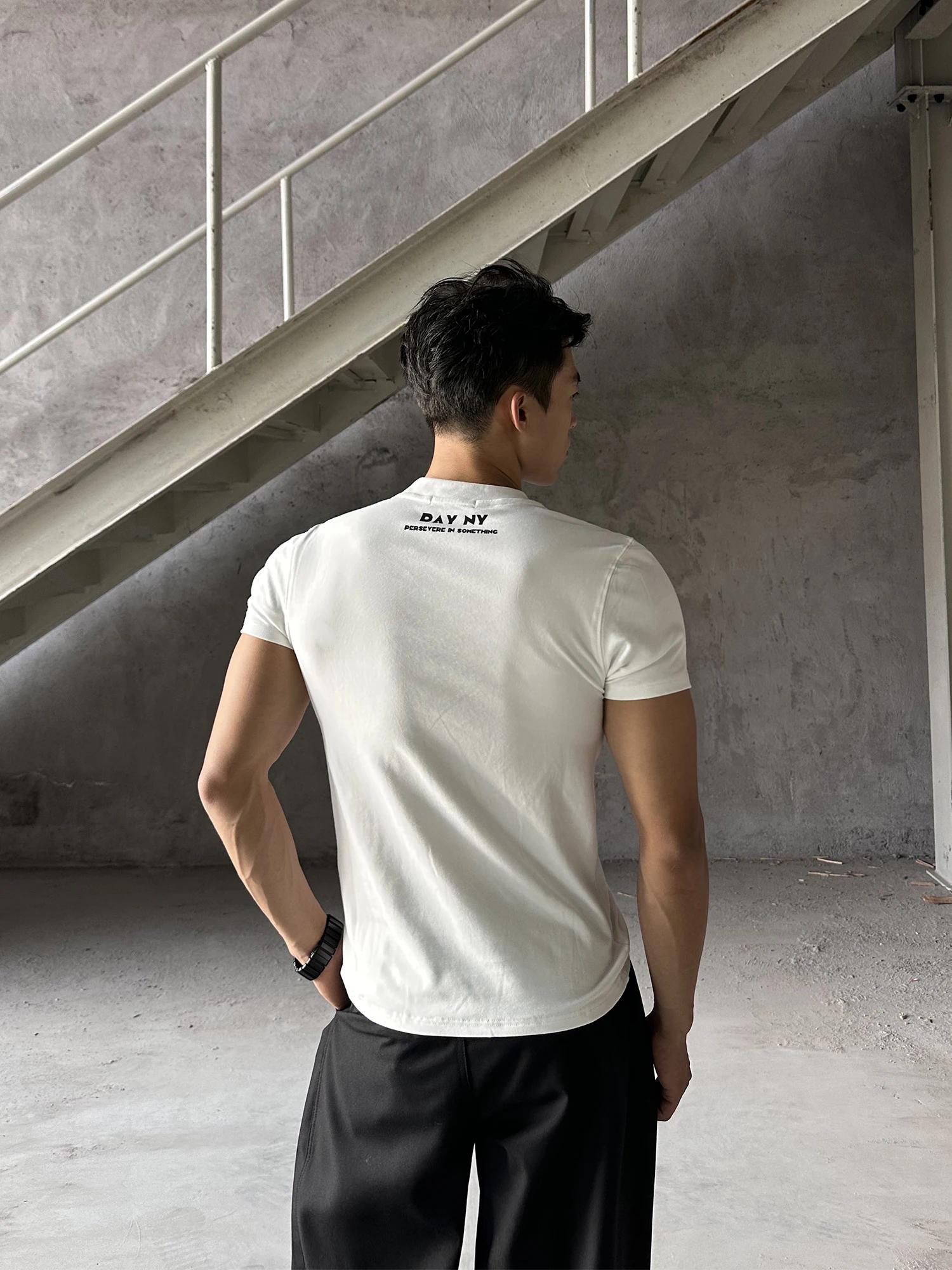 カットオフ tシャツは本当に必要？フィット感と夏の気分を両立するTシャツの選び方
