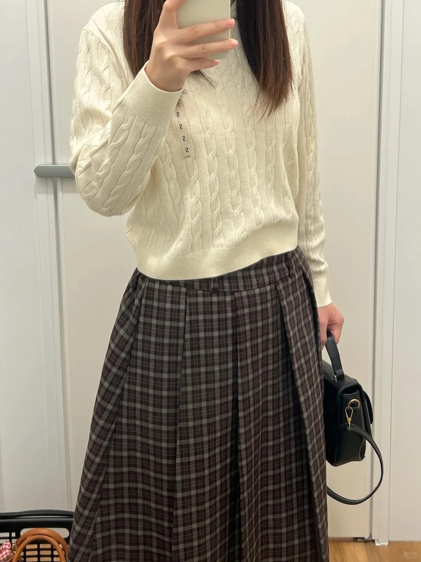 白黒チェックコーデで失敗しない方法は？レトロなチェックスカートが持つ、日常の「美しさのリセット」