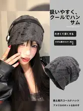 レイジーなスタイルのダメージ加工とホールが特徴のパイルハット