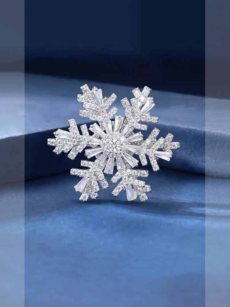 雪花デザインの高級胸花ブローチ：クリスタルデコレーションの透明感とファッション性を実現
