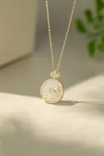 和田玉のペンダント付きシルバー ネックレス【軽やかで高級感のあるデザイン・女性用】