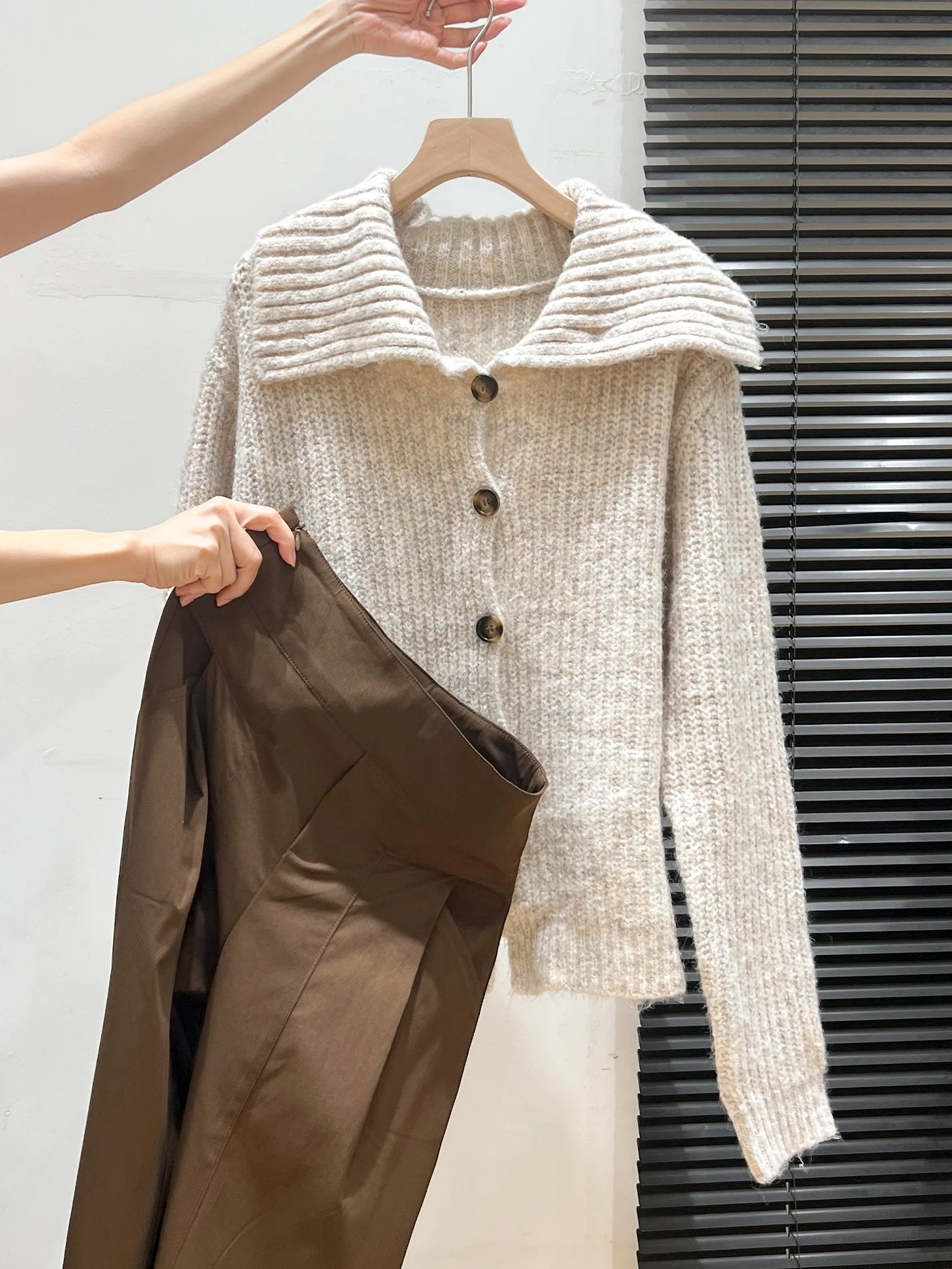カーディガンの中に入れる服は、本当にどう選ぶ？