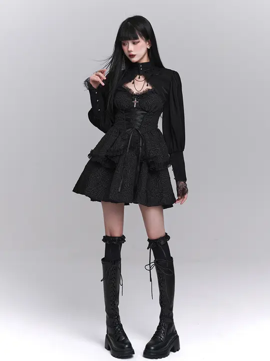 ゴスロリスタイルの黒いキャミソールワンピース【個性的・ハロウィン用・フレアスカート】