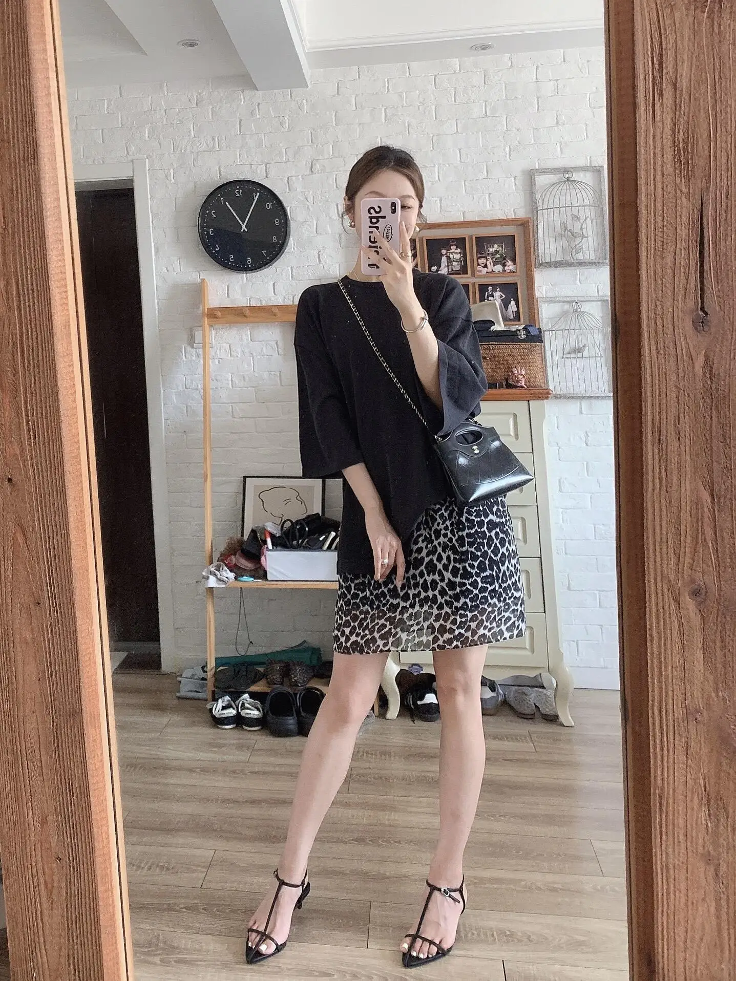 10万円で買えるレディースファッションで悩む20代女子、どう選ぶ？