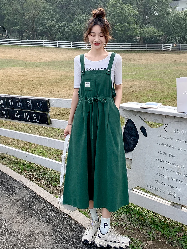 グリーンのオーバーオール風サロペットワンピースはカジュアルな夏の日常に最適なデザインか？