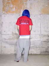 秋用ボックスシルエットのデジタルプリント半袖Tシャツ【フィット・レッド】