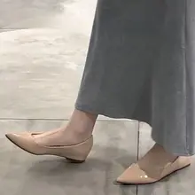フラットデザインの光沢感あるパンプス【通勤・ベージュ・内増高】