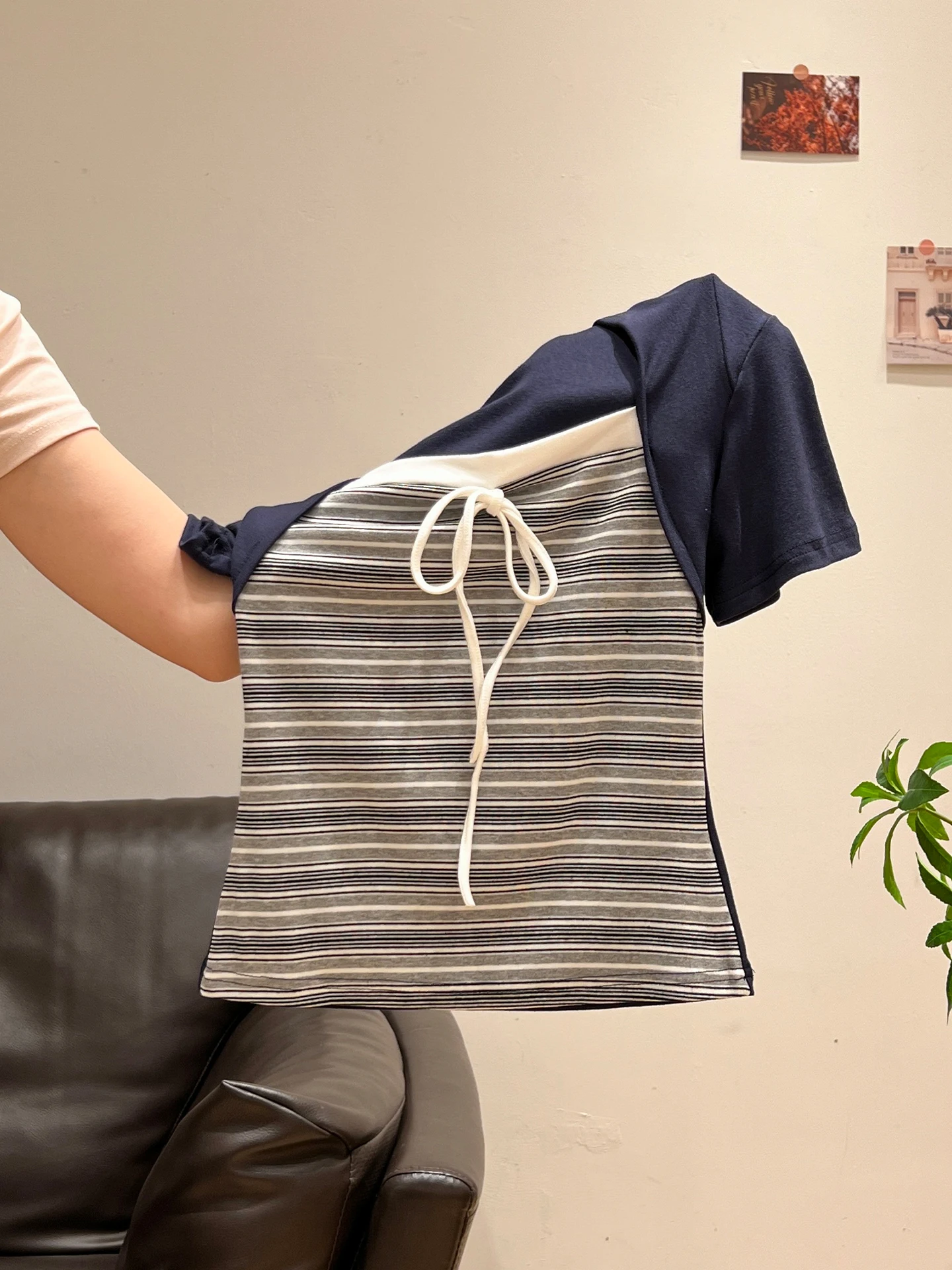 「Tシャツ重ね着コーデ レディース」で失敗しない方法は？グレーのストライプリボンTシャツが解決する3つの理由
