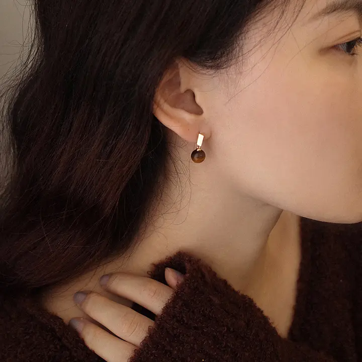 ユニークなジオメトリックデザイン！揺れるタイガーアイのピアス【春夏用・レトロスタイル・通勤向け】