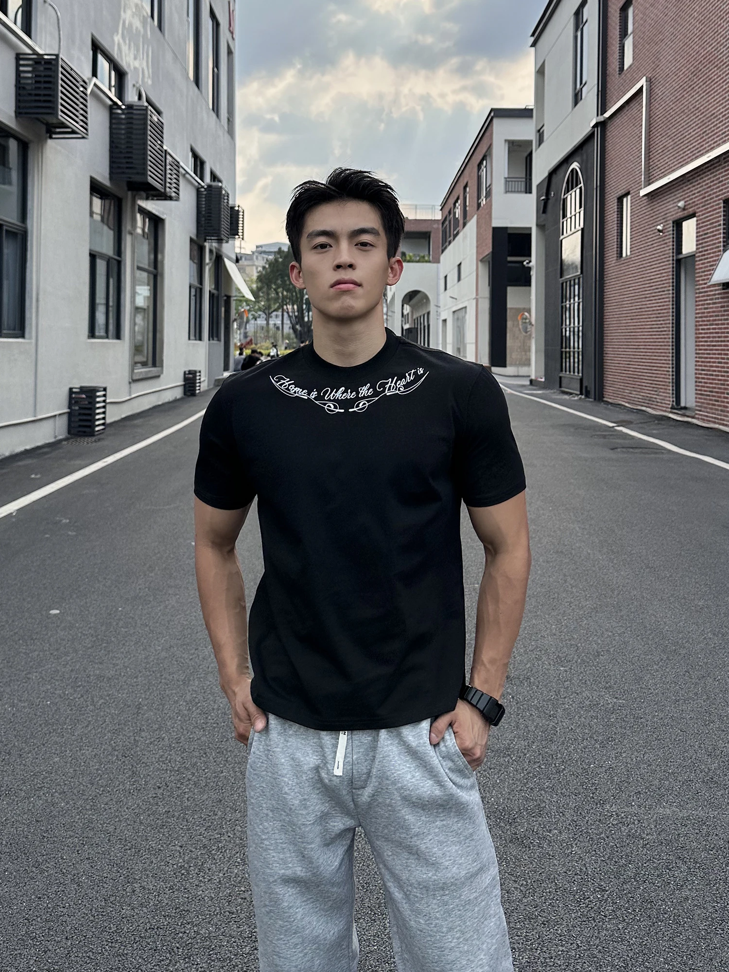 メンズTシャツの種類と選び方：クールな印刷デザインの半袖Tシャツ【フィット・袖口リブ】