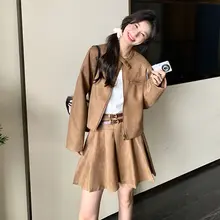 小柄向けのゆったりシルエット カーキ色トップスとスカートの服装（セットアップ対応）