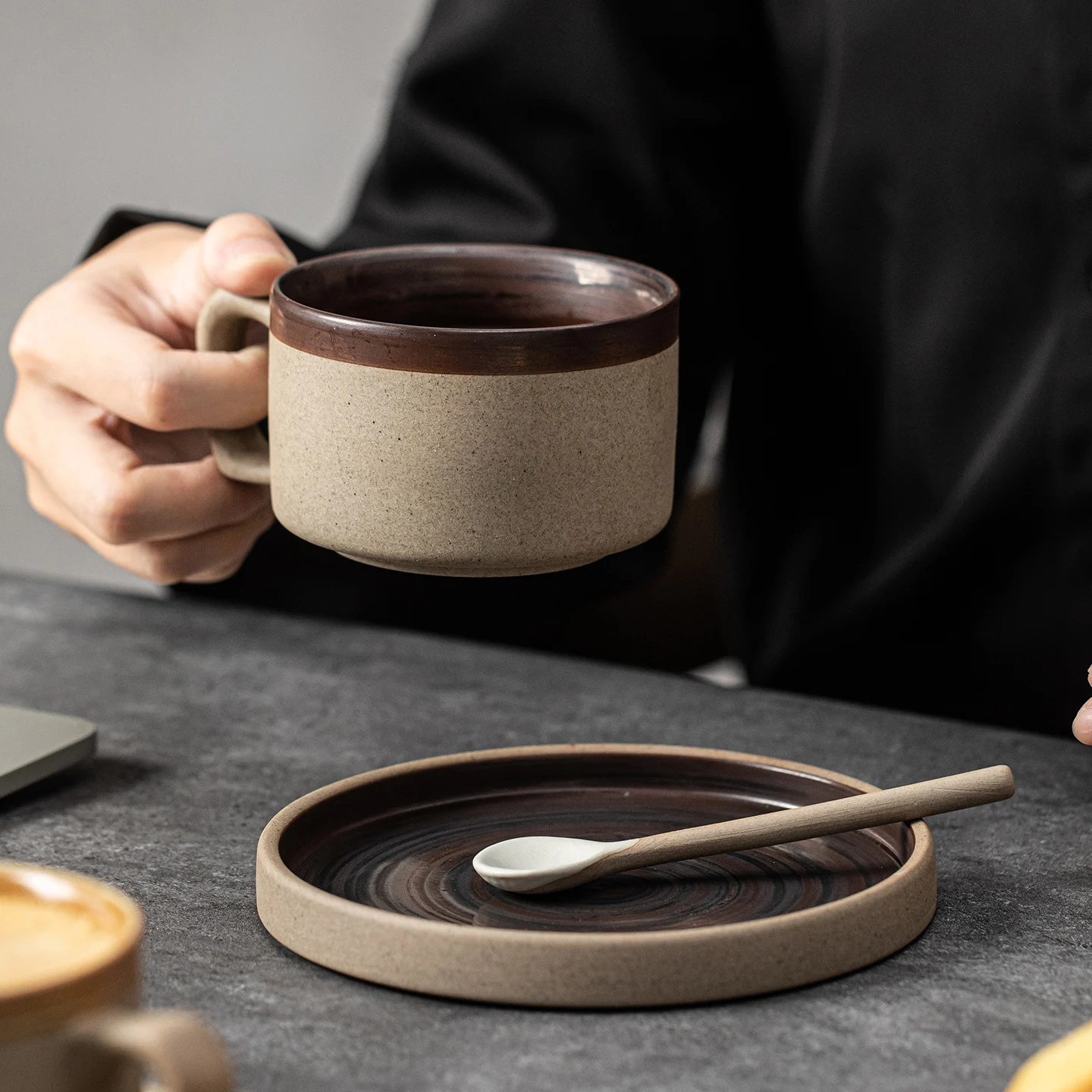 粗陶製コーヒーマグカップ：レトロスタイルが持つ実用性と耐久性のバランス