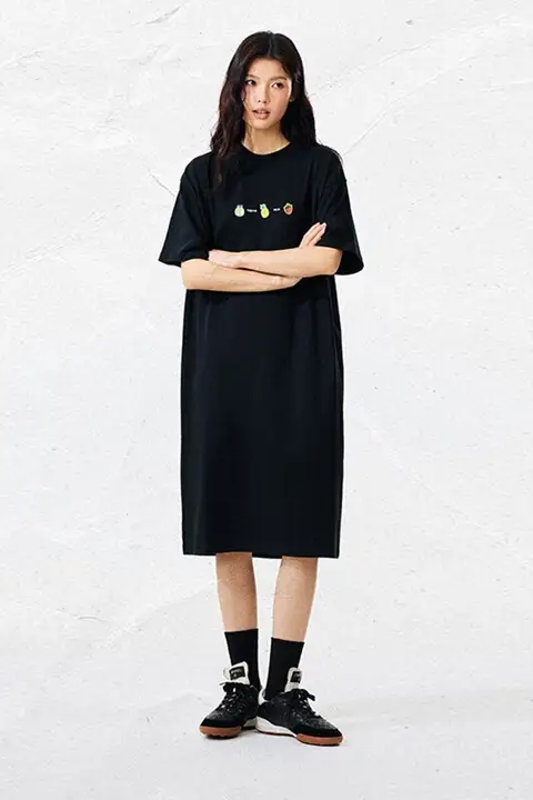フルーツ刺繍入りラウンドネック女性用ワンピース【ゆったりしたフィット・短袖・膝下丈】