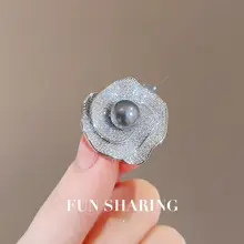 高級感ある黒真珠の山茶花ブローチ【女性用・デザイン性高い・スーツ用装飾】