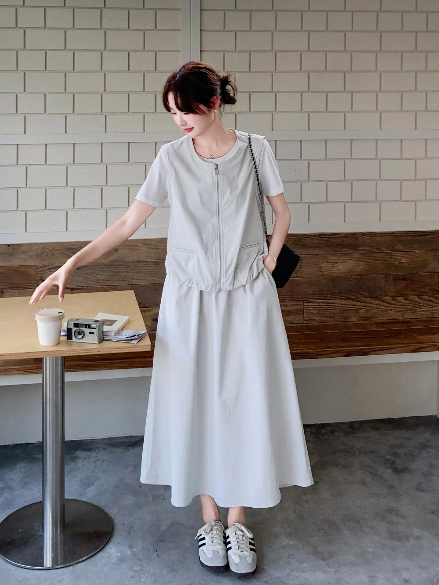 4月20度の服に合うシンプルで高級感のあるベストシャツとフレアスカートセットアップの選び方