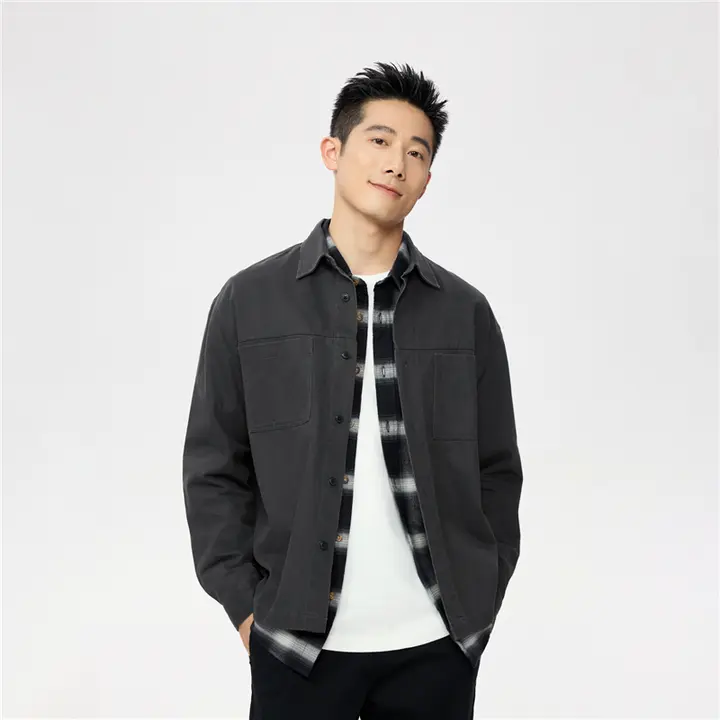工装風の綿シャツ【ダブルポケット・ゆったりデザイン・長袖】