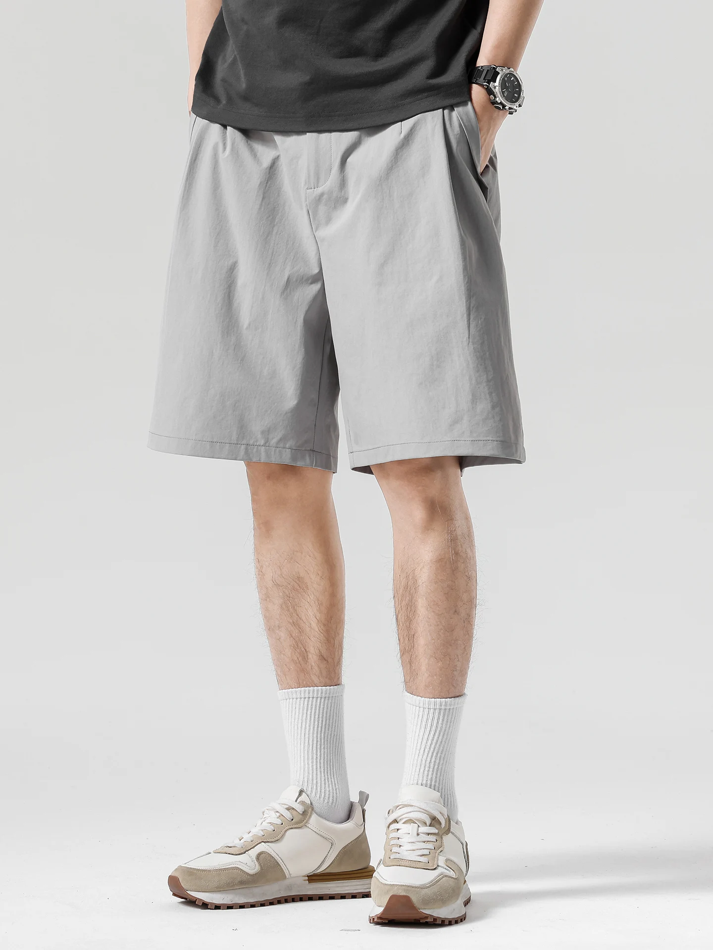 グレーコーデ メンズ 夏にぴったりなショートパンツは？
