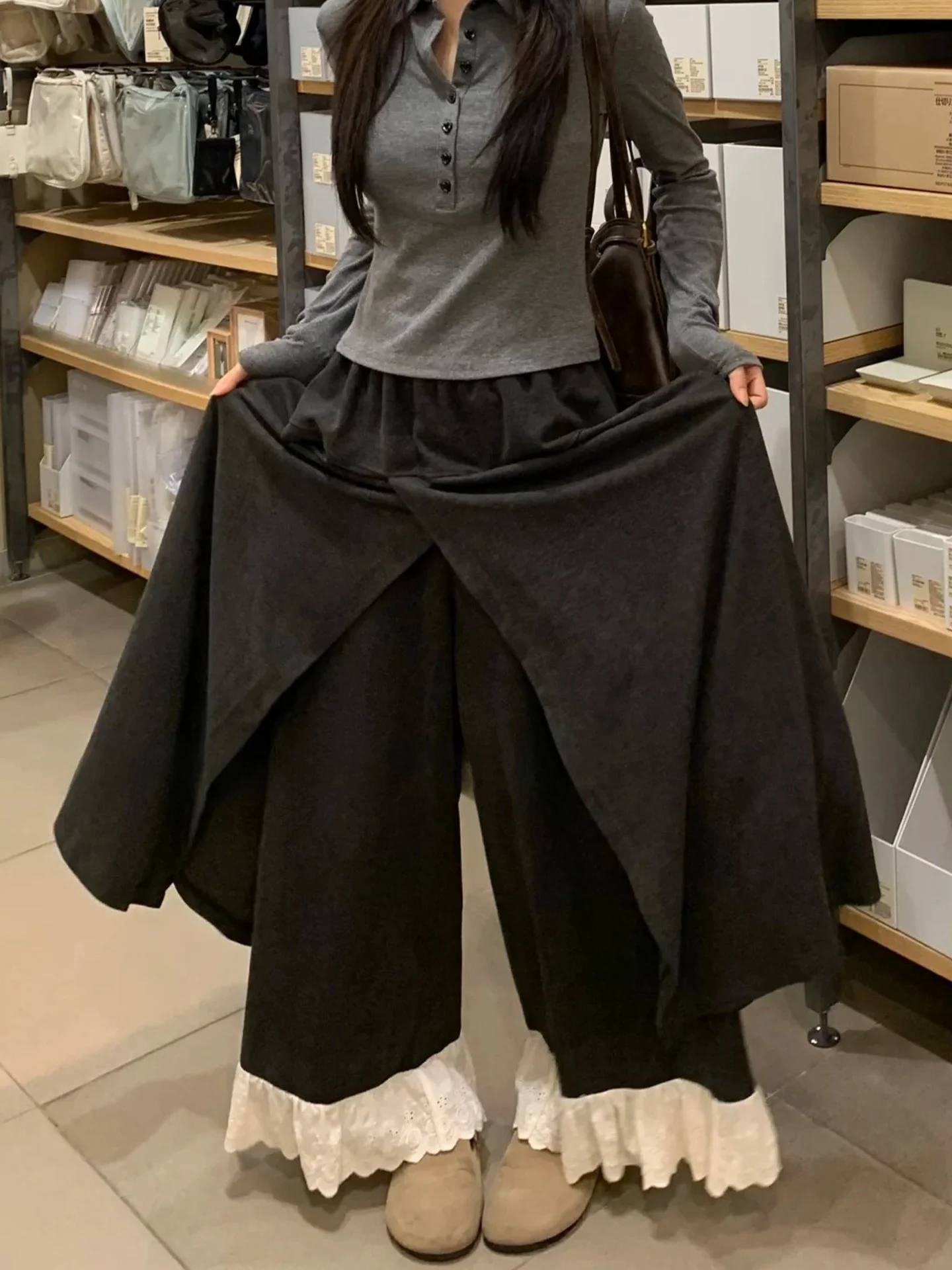 ウルフレイヤー ロングとスリックバック ロングの違いは？深灰色レース切替ワイドパンツが通勤に与える変化とは