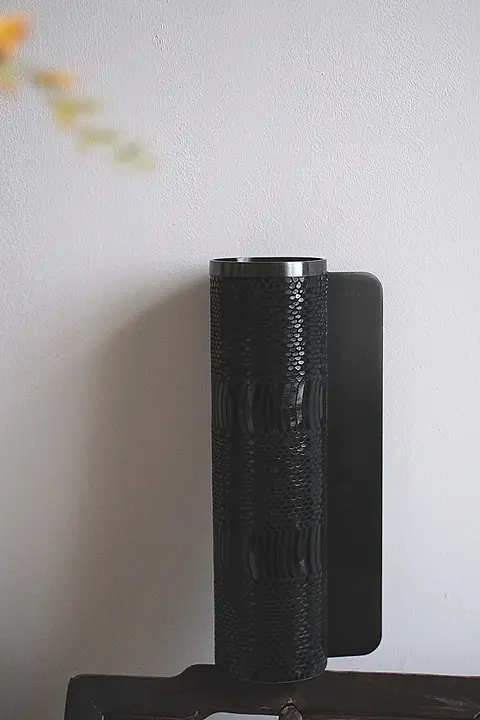 高級感ある黒耀金属製花瓶【リビング用・インテリア装飾・花活け】