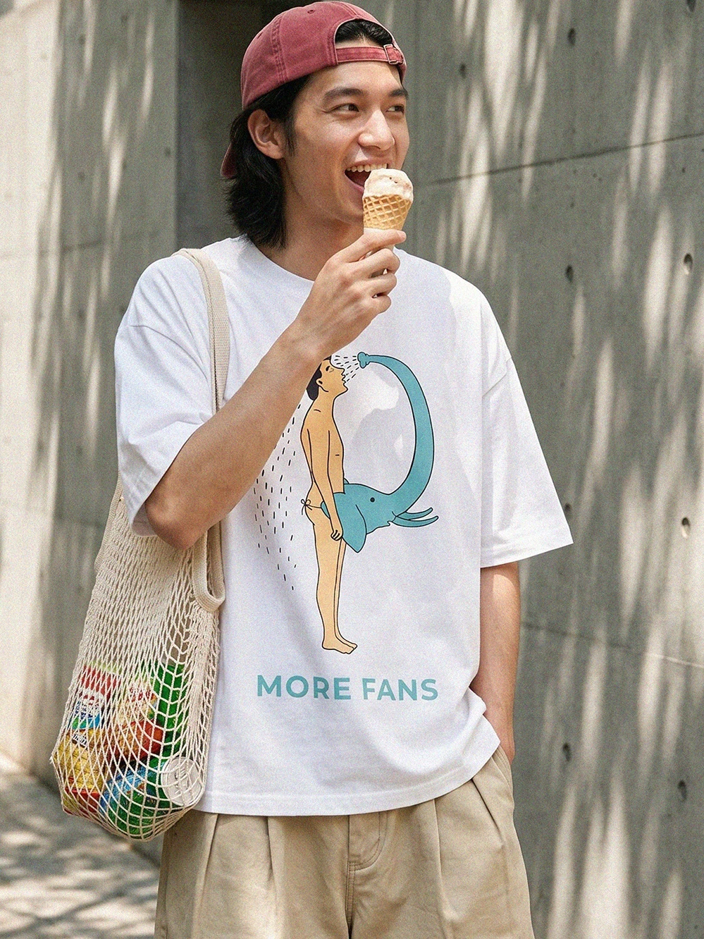 「象と三人の笑い声」が印象的なプリントTシャツは、どんな人にぴったり？
