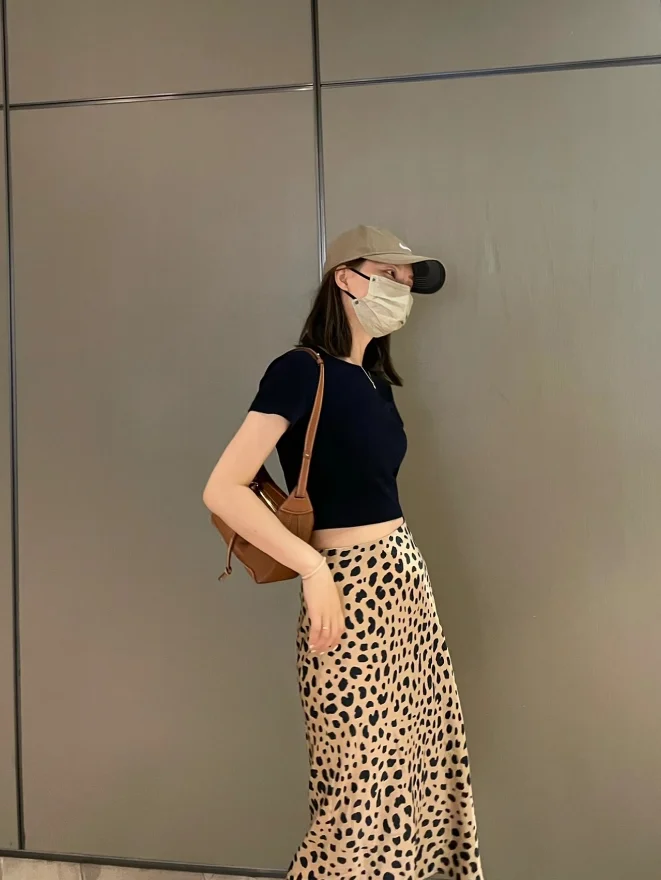 極上の柔らかさのサテン風豹柄ロングスカート【ウエストゴム・シンプルデザイン】（セットアップ対応）