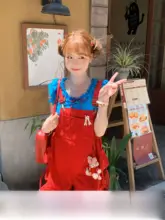 夏にぴったりのブルー半袖とレッドサロペットのコーディネート（セットアップ対応）