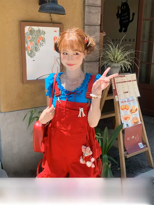 夏にぴったりのブルー半袖とレッドサロペットのコーディネート（セットアップ対応）