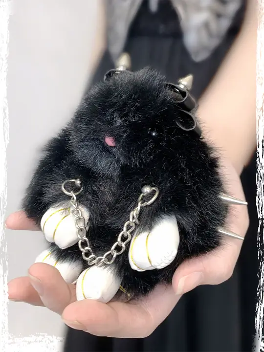 個性的な可愛いファーボールチャーム【鋲付き・キーチェーン・ギフト用】