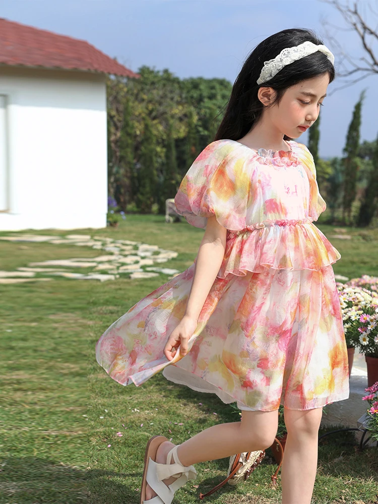 フラワープリントの長袖ワンピース：2歳女の子向けの春夏ファッションガイド