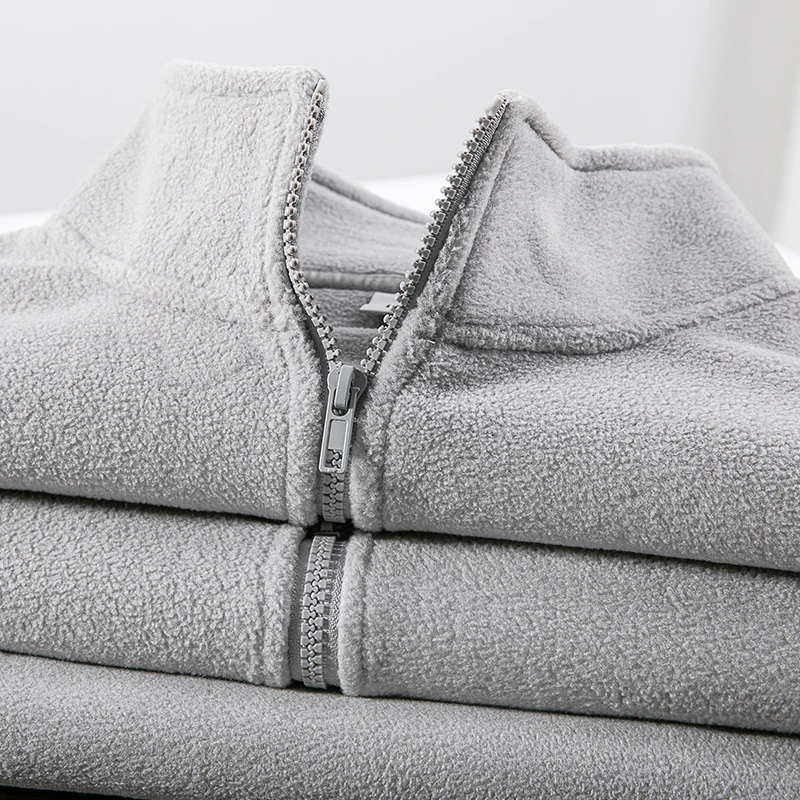 気温15度から3度の差に合う服は？シンプルなグレーのフリースパーカーが救う冬の着こなし