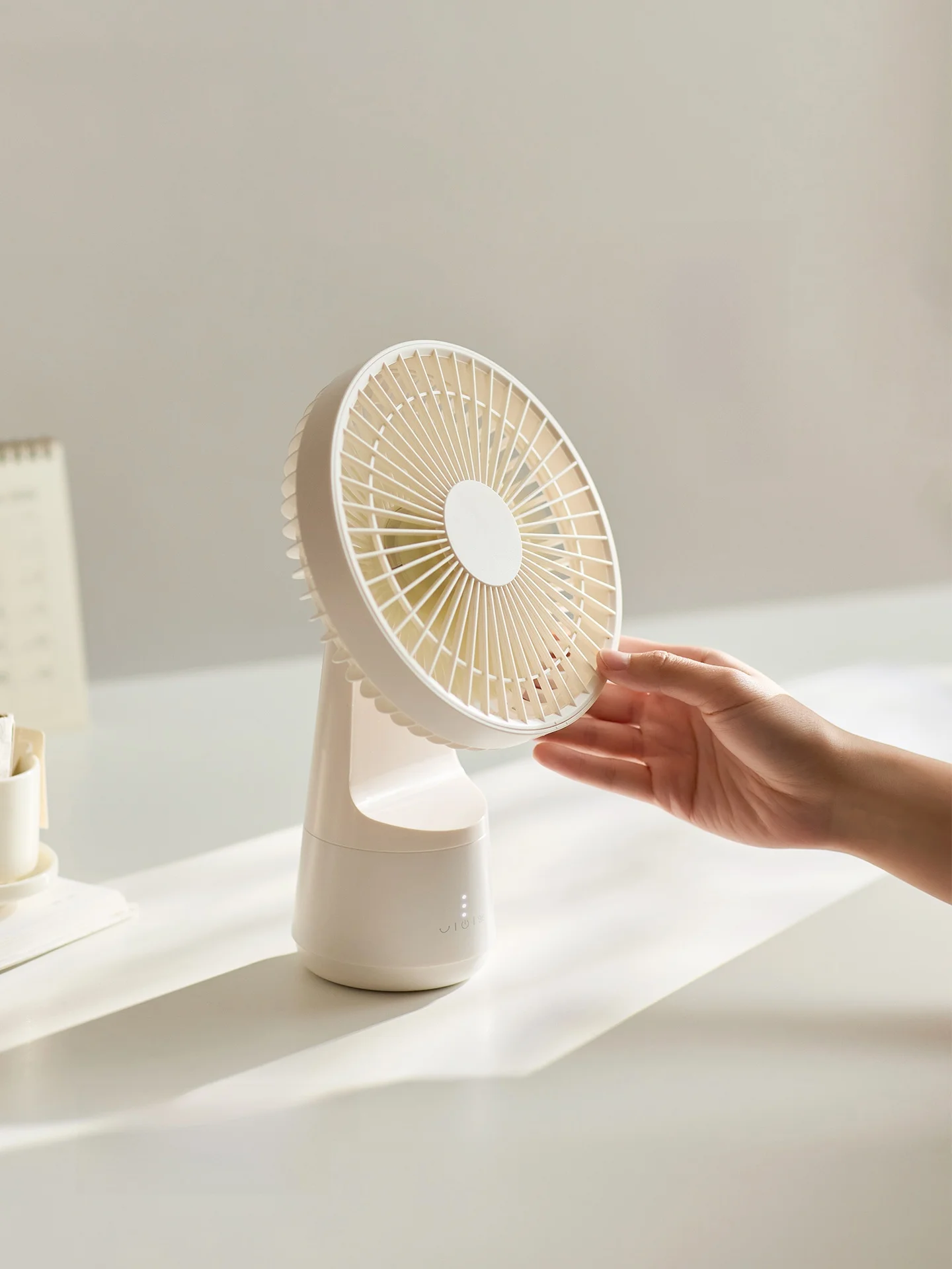 OLAYKS OLK-F17A デスクファン：静音USB充電式ミニファンの実用性と使い方