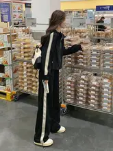 黒のスポーティストライプパーカー【カジュアル・フード付き・ワイドパンツ・セットアップ対応】