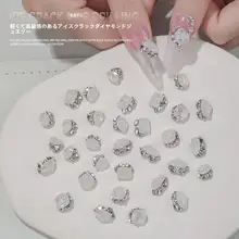 ホワイトアイスフラワーデザインのネイルデコレーション【氷割れ模様・ダイヤモンド風装飾・長方形デザイン】