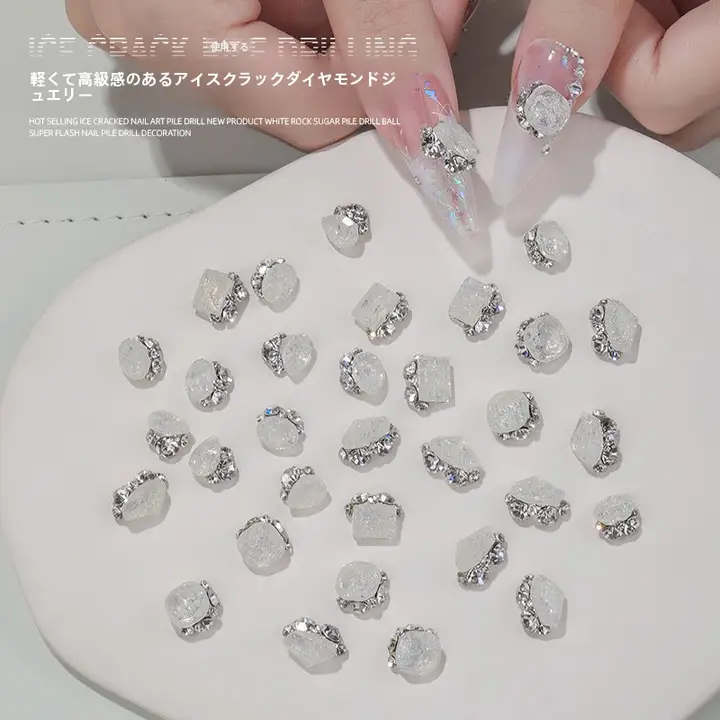 ホワイトアイスフラワーデザインのネイルデコレーション【氷割れ模様・ダイヤモンド風装飾・長方形デザイン】