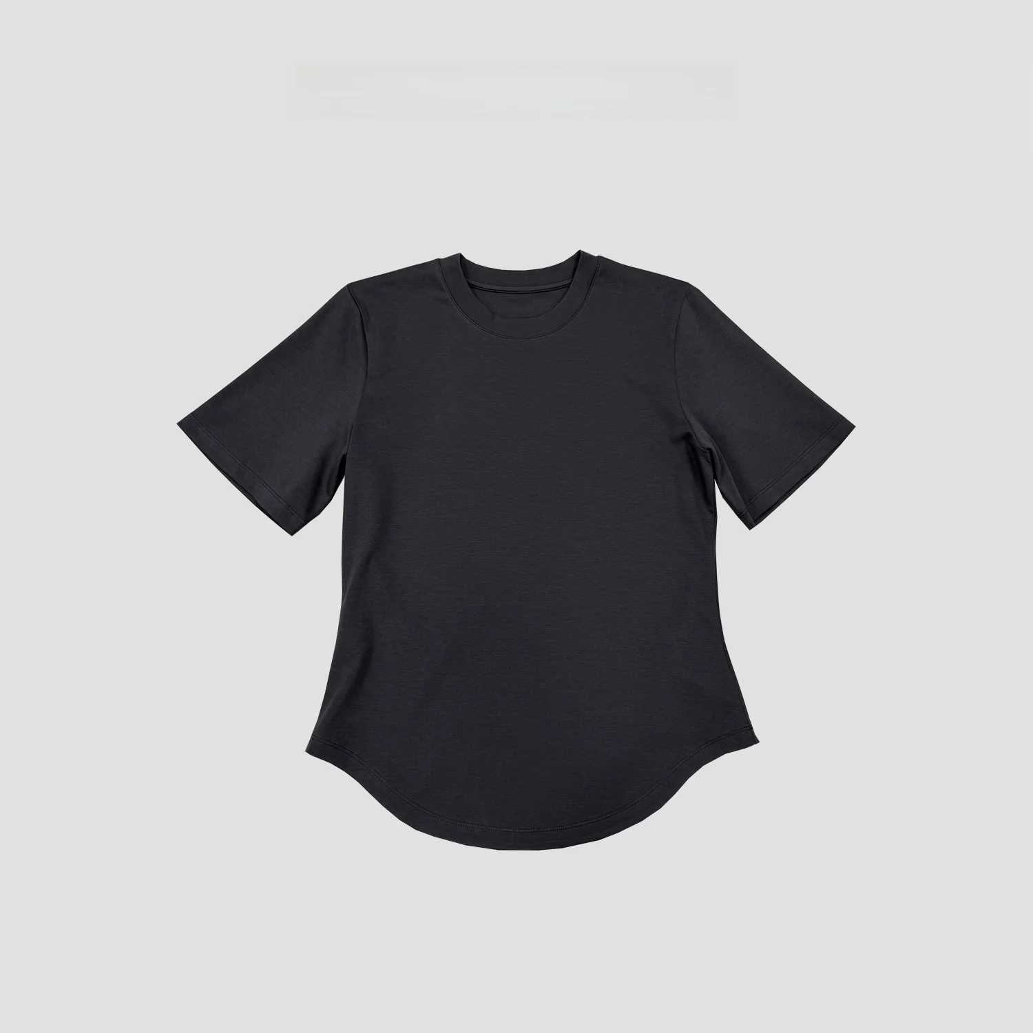 半袖Tシャツ：エレガントなシンプルデザインで快適な夏を実現
