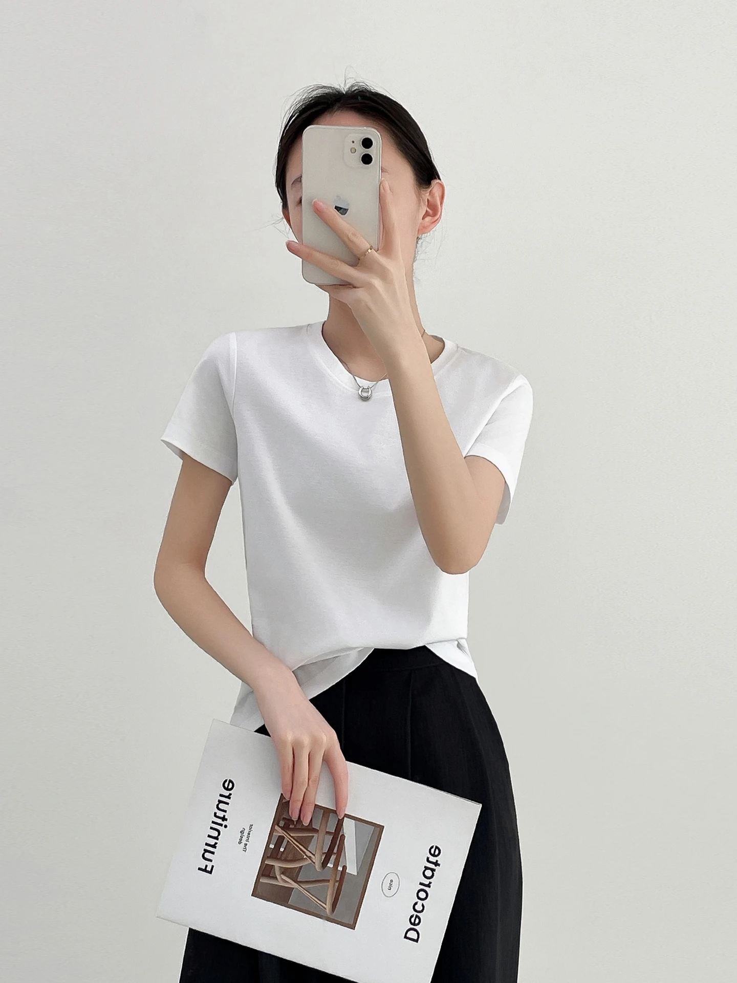 極上の柔らかさのシルクコットンラウンドネック半袖Tシャツ：おしゃれ モダン な日常着の定義と実践