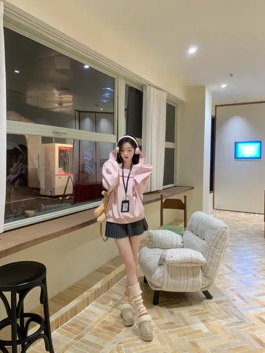 感漂うオフショルダーセーター【秋用・ルーズフィット・カジュアルスタイル】（セットアップ対応）